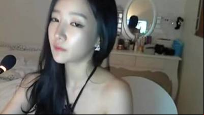 Hot japanese girl in webcam show - please tell me who is she